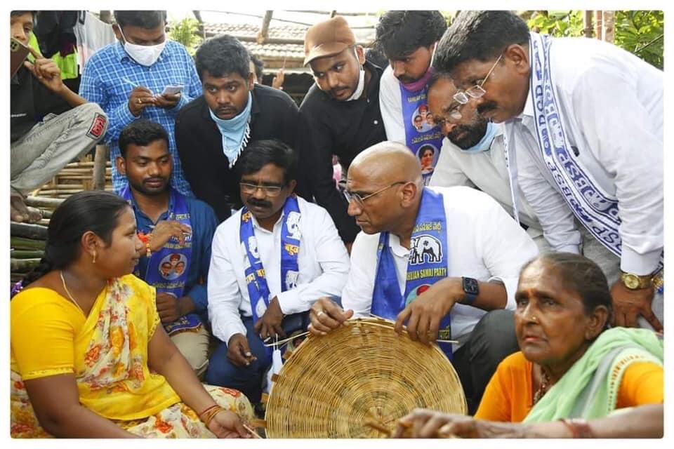 RamaNishani's tweet photo. #_BC ల అభివృద్ధి బిఎస్పీ తోనే సాధ్యం
బిఎస్పీ రాష్ట్ర కో ఆర్డినేటర్ #_Dr #_RS ప్రవీణ్ కుమార్ గారు రాష్ట్ర అధ్యక్షుడు మంద ప్రభాకర్ గారితో కలిసి ఈ రోజ అదిలాబాద్ ఉమ్మడి జిల్లా పర్యటన లో బాగంగా కుమ్మరుల మహేంద్రుల భాదలు కష్టాలు తెలుసుకుంటున్న ప్రజా నాయకుడు https://t.co/x54QzeTLrp