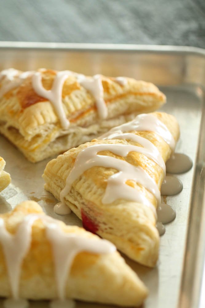 SixSistersStuff's tweet photo. These Easy Puff Pastry Cherry Turnovers are light, flaky, filled with cherry pie filling, then topped with a drizzle of glaze.
https://t.co/NwVsp4xApx #sixsistersstuff #puffpastry #cherryturnover #dessert https://t.co/JVULN6Yz1b