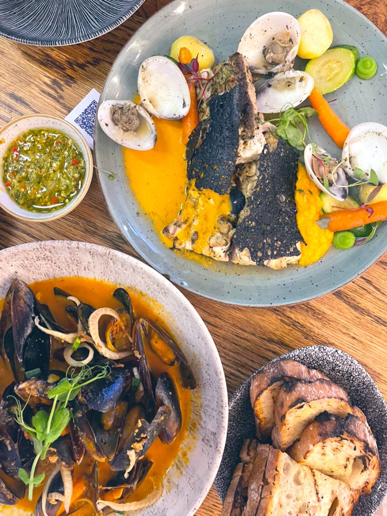 Mr_Ndash's tweet photo. Finally Made it to #Authentiq Bar and Restaurant in Durban on Florida Road.
A Big congratulations to my bru @NduBarsEquipped on a Dope place Dope & definitely the best Cocktails. Loved the Mussels Dish 🥇.
When in Durban do Show Em ❤️.
#blackpride #Blackprogress #Foodie https://t.co/sbvzG0DViJ