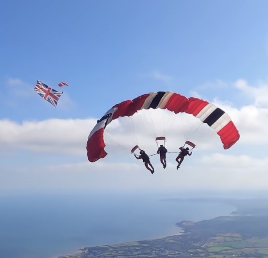 TheParachuteReg's tweet photo. Looking good @RedDevilsOnline
Supporting a great @Gonewildfest for our @RoyalMarines brothers - HOOFING 👍🤙😎🆎
https://t.co/HDSQBuNhAf https://t.co/056bN0LAli