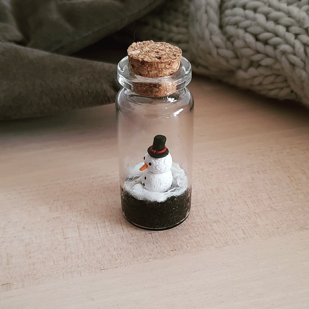 KhaleesDen's tweet photo. World In A Bottle: Do You Wanna Build A Snowman?
It doesn't have to be a snowman! ☃️(yes it's still summer, whatever)
Made with polymer clay and coton.
#handmade #faitmain #smallbusiness #soononetsy #polymerclay #patepolymere #madeinfrance #miniature #bottle #winter #bottle https://t.co/VppdtGGdTc