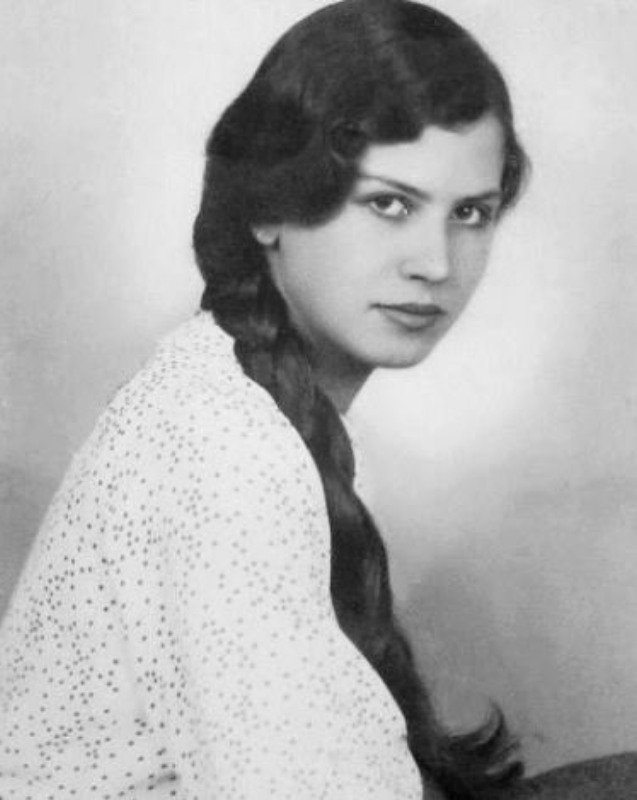 Ojdadana's tweet photo. EWA FARYASZEWSKA (1922-1944) - corporal in Polish Home Army, Fine Arts Academy student; shot 31 unique Agfacolor photos during the Warsaw Uprising. Died on 28 August 1944 of wounds sustained while rescuing works of art in the Old Town in Warsaw. #OTD #WW2 https://t.co/yNxkofBF8n https://t.co/CXYiai4ogP