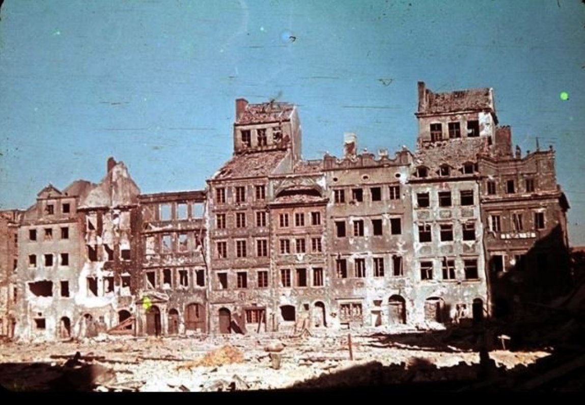 Ojdadana's tweet photo. EWA FARYASZEWSKA (1922-1944) - corporal in Polish Home Army, Fine Arts Academy student; shot 31 unique Agfacolor photos during the Warsaw Uprising. Died on 28 August 1944 of wounds sustained while rescuing works of art in the Old Town in Warsaw. #OTD #WW2 https://t.co/yNxkofBF8n https://t.co/CXYiai4ogP