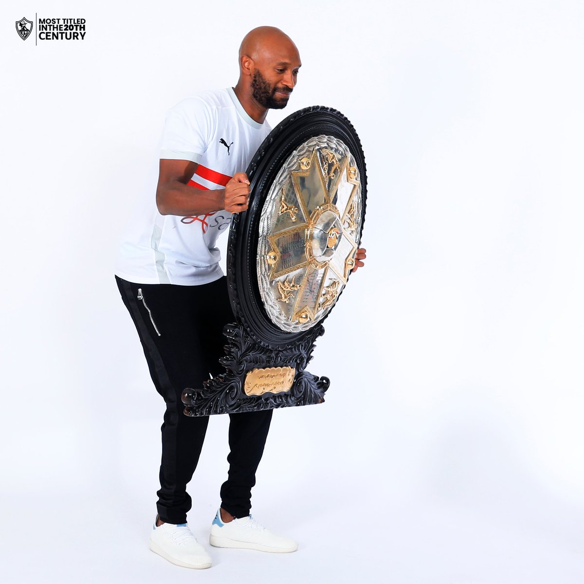 درع الدوري بين يدي قائد الزمالك 🤫🔝
<a href="/Shikabala/">Shikabala</a>
#CHAMP13NS | ⁦#Zamalek⁩ | ⁦#MostTitledIn20C⁩ | ⁧#الزمالك