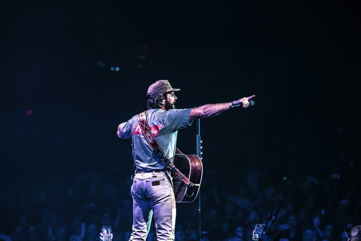 ThomasRhett's tweet photo. I will never get over the feeling of hearing people sing your songs back to you. Thanks so much for an epic night Camden, NJ🙌 https://t.co/Dxw8xghQuz