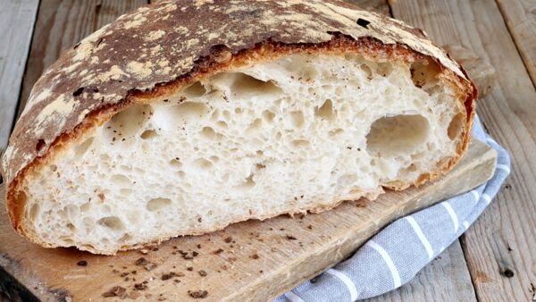 Pane è la più gentile, 
la più accogliente delle parole. Scrivetela sempre con la maiuscola, come il vostro nome.

A Napoli il pane è ' cafone'.

Alla fine del 1700 veniva chiamato cosi il pane del popolo, scuro, per  contrapporlo al pane nobile, bianco.

#GastronomiaNelMondo