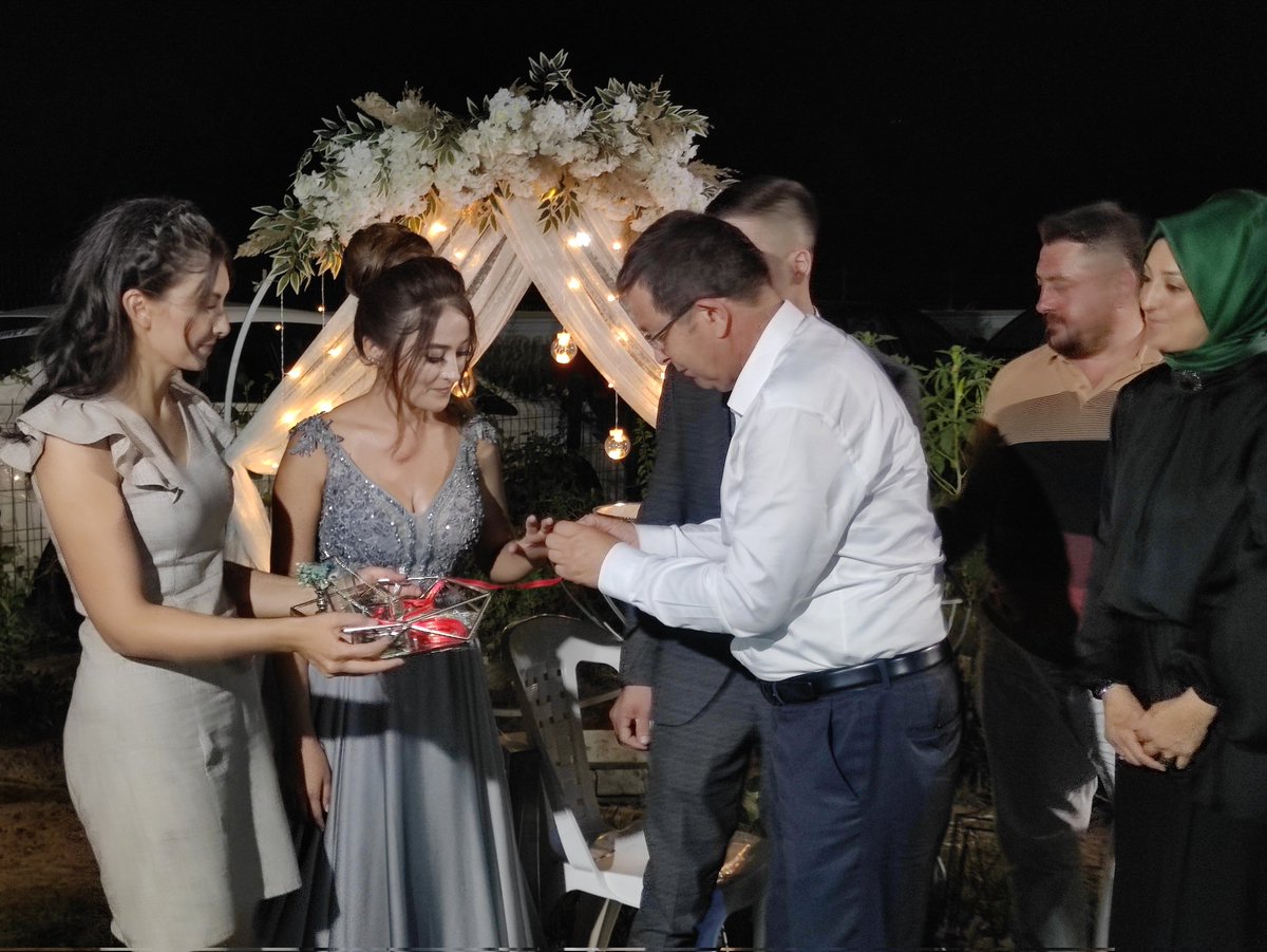 Nazilli Kadın Kolları Başkanımız Sn.Serpil Ateş Akkaya ile birlikte Yeni Sanayi Esnaflarımızdan Sn.İsmail Gülter'in kızı Aylin Gülter ve Ahmet Demir'in nişan merasimine katıldık. Evlilik yolunda attıkları bu adımda, genç çiftlerimize mutluluklar diliyorum.Allah tamamına erdirsin.