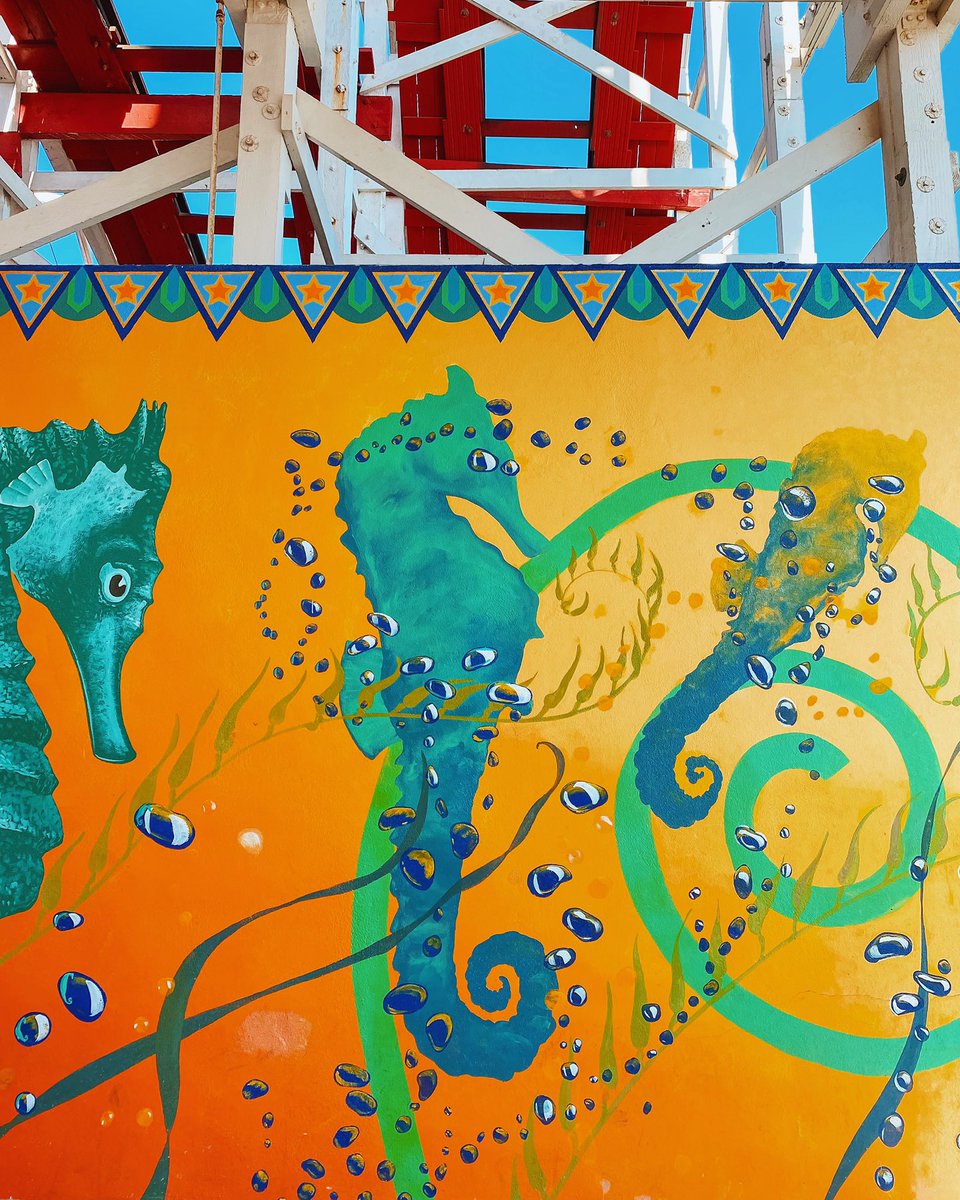 I love wall murals. When I was a teen, my room was repainted to white so I could draw on the walls. It was my parents’ idea. They’re the coolest. 🎨✏️