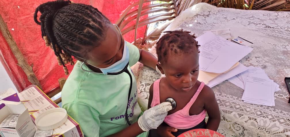 FoundationChf's tweet photo. The mobile clinic is making its way through small uneasily accessible rural areas. In one day the team oversaw 102 patients.

Klinik nou an ap sikile nan kote ki pa fasil pou moun ale. Jodya ekip nou an konsilte 102 pasyan. https://t.co/1LVFQaiPSB