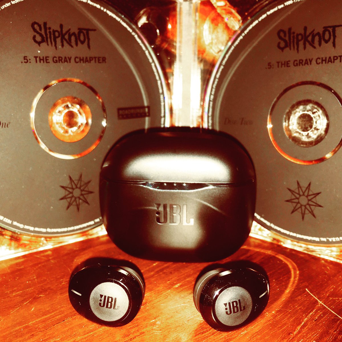 samp_c's tweet photo. 5. The Gray Chapter + JBL Tune 125 TWS. 🎸🔈
.
.
.
#slipknot #thegraychapter #5thegraychapter #jblearbuds #jbltune125tws #heavymetal #black #bestoftheday #music #purebass #galle #srilanka https://t.co/x4si8SEuQz