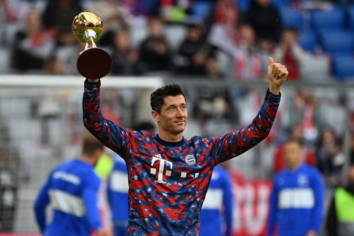 FCBayernEN's tweet photo. Trophy collector 🏆👍 

#MiaSanMia @lewy_official https://t.co/SBTe90X4zb