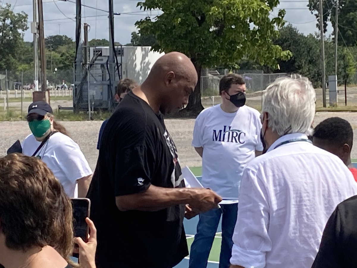 JonPaepckeNews's tweet photo. Look who’s in town to urge more Alabamians to get vaccinated? AU and NBA legend Charles Barkley is out at Legion Field at a vaccine rally put on by @uabmedicine. Come on out! https://t.co/v6BC8uYfQa