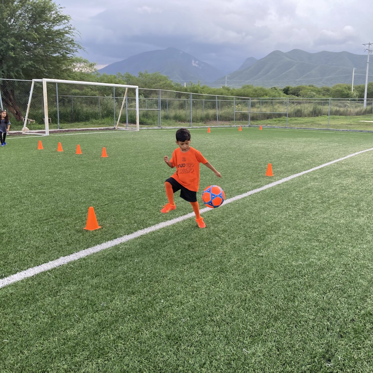 RosasSamba's tweet photo. 💯Nos mueve la pasión por el fútbol ⚽️Trabajamos para formar talentos completos.💥

Entrenamientos 
Lunes a jueves 18:30-20:00 hrs
📍Unidad Deportiva Norponiente 

#FutbolConValores #JuegoVivoMiSueño #FutbolConPasion #Futbol #CdVictoria #AcademiaSambaRosas #Tamaulipas https://t.co/1xNAmsdyMe