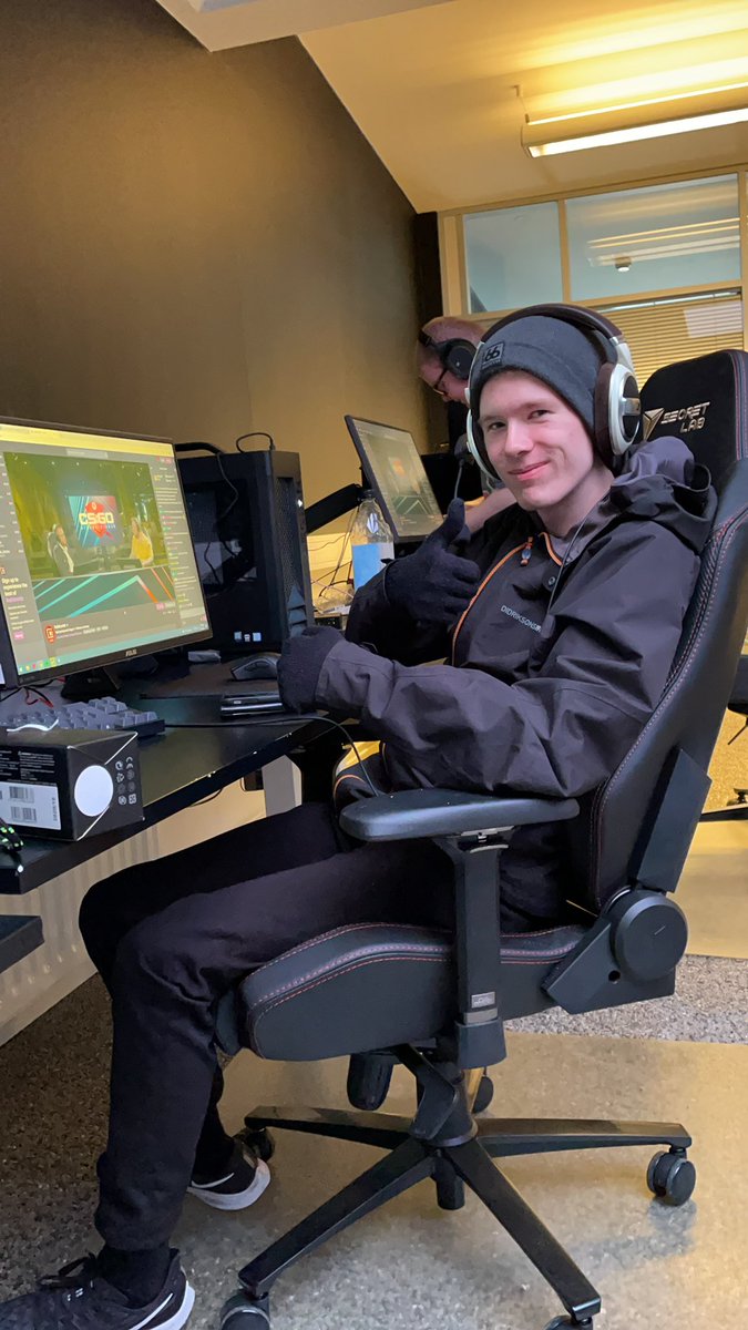 Shoutout á Árna @leFluffCS sem spilaði rafmls leikinn svona klæddur þvi honum var svo kalt