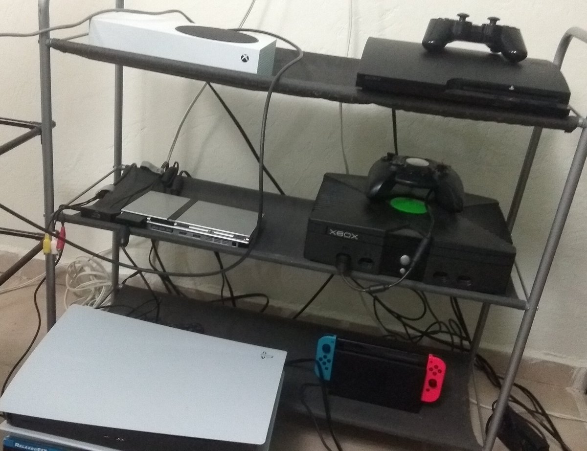 LordRancho's tweet photo. En un ratito inicia el MEGA Stream! Tuve que improvisar un mueble en el set del programa para conectar todo lo que vamos a jugar hoy en estas 12 horas #megastream #12horas #goingretro #pedritofernandezesunbuencompa https://t.co/7rEeohPGqP
