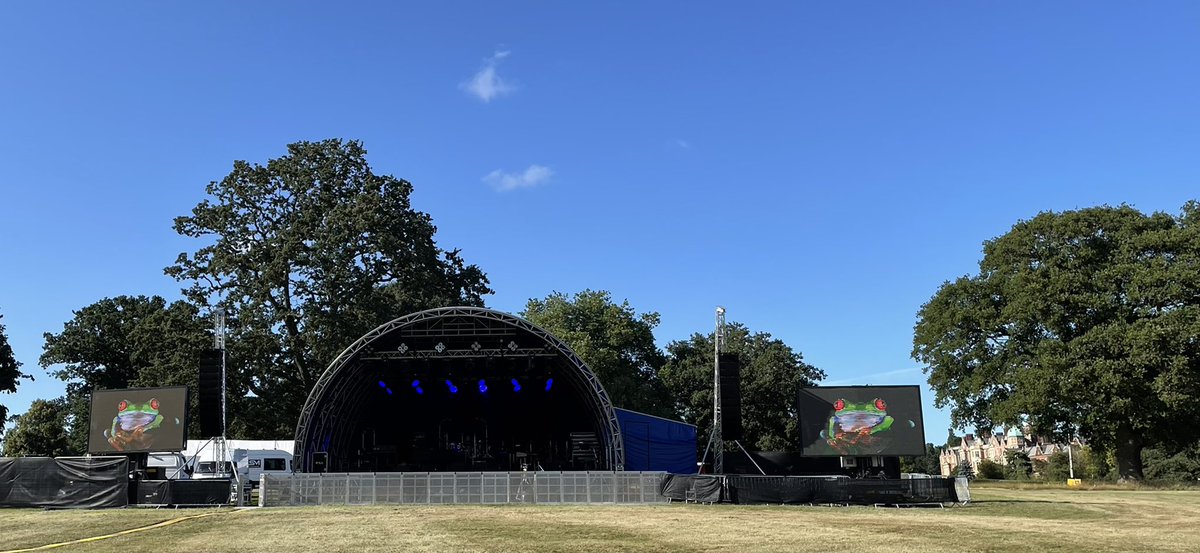 jackllukeman's tweet image. Beautiful day for my visit with the Queen.Hopefully she knows the King of Soho.
All set to open for @JoolsBand #sandringhamestate🏰 .House on the right #sandringhamhouse #jacklukeman #frogs