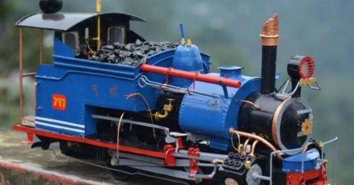 vikrundarj's tweet photo. This is a small handmade miniature of the Darjeeling Himalayan Railway is on sale.
But the real heritage Darjeeling Himalayan Railway cannot be sold. #Stop_the_Privatisation_of_DHR
#Stop_the_Privatisation_of_Toy_Train
@abhishekaitc @derekobrienmp @MahuaMoitra https://t.co/D9dF7DPFQu