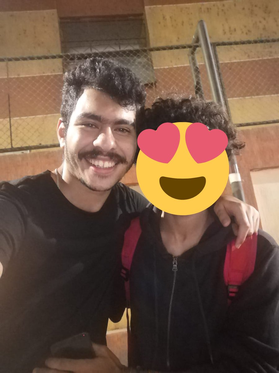 aahmedramzyy's tweet photo. الراجل دا سرق موبايلي وانا بتكلم بيه في شارع الهرم.. بعدها فضلت اتصل بيه قام رادد و قالي انا اسف انا شوفت صورتك عالموبايل دا انا بحب فيديوهاتك جداً و اسف اني عملت كدا.. فا قابلني ورجعلي الموبايل وقالي كمل ربنا يوفقك.. ودي كانت اخر صورة ليه قبل ما يركب البوكس ❤️
#فيها_حاجة_حلوة https://t.co/ylHhPrCubr