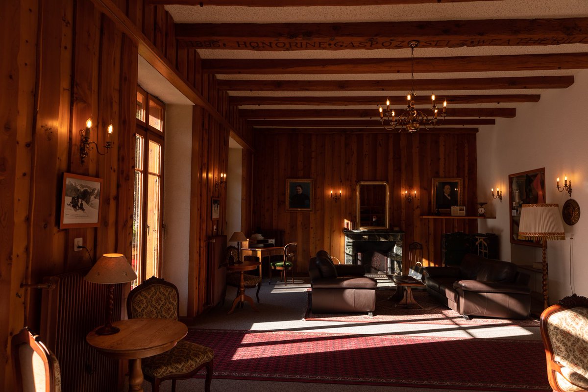 Au fond du val d’Hérens, suspendu au dessus du glacier, un hôtel historique qui m’a touchée : depuis 1896, le Grand Hôtel Kurhaus Arolla trône solitaire au cœur des #Alpes. Une bulle hors du temps dans les montagnes de #Suisse, un séjour inoubliable.