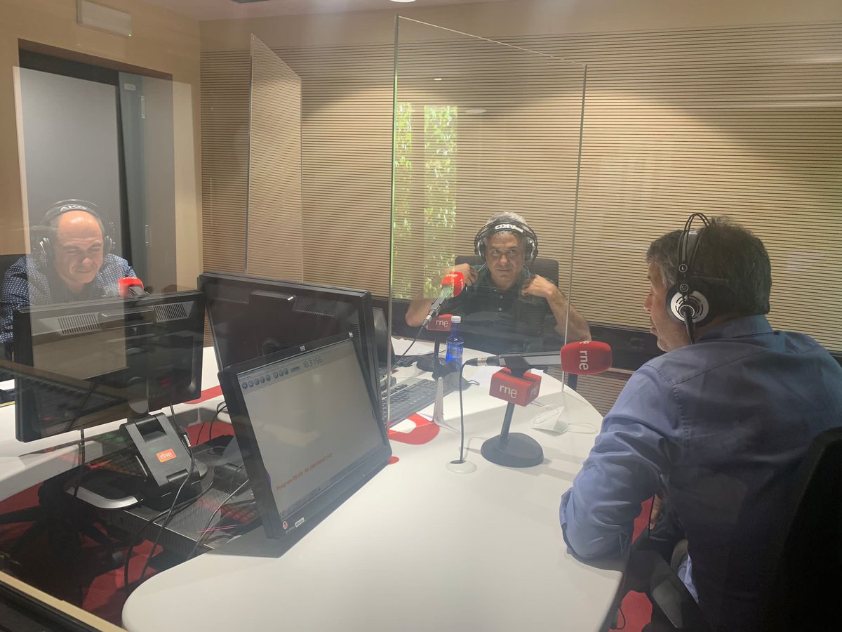 flamencoonfire's tweet photo. 📻🔥Hoy nuestro embajador Pepe Habichuela, el veterano cantaor Pansequito y los directores del @flamencoonfire, Juan Casero y Arturo Fernández, han estado en el programa @Duendeando1 de @radio3_rne con @sanchezteo
#OnFire2021 #QueEsFlamenco #radio3 #duendeando https://t.co/6DqOr77JH5
