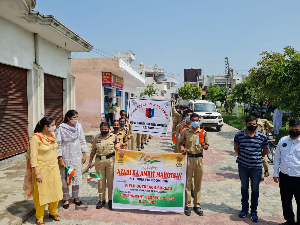 GDC_RS_Pura_NCC's tweet photo. A 2km freedom run flagged by DDC chairman Mr.Bharat Bhushan in which NCC SW Cdts of GDC Rs Pura participated under the guidance of ANO Lt.Shaveta Choudhary and Field Outreach Bureau, Ministry of I&amp;B and Govt.of India.
@DteJKL
@HQ_DG_NCC
@Rajnathsingh_in
@adgpi 
@RanjanMahajan6 https://t.co/wuDaAllhfg