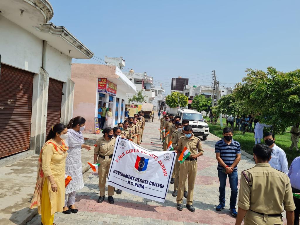 GDC_RS_Pura_NCC's tweet photo. A 2km freedom run flagged by DDC chairman Mr.Bharat Bhushan in which NCC SW Cdts of GDC Rs Pura participated under the guidance of ANO Lt.Shaveta Choudhary and Field Outreach Bureau, Ministry of I&amp;B and Govt.of India.
@DteJKL
@HQ_DG_NCC
@Rajnathsingh_in
@adgpi 
@RanjanMahajan6 https://t.co/wuDaAllhfg