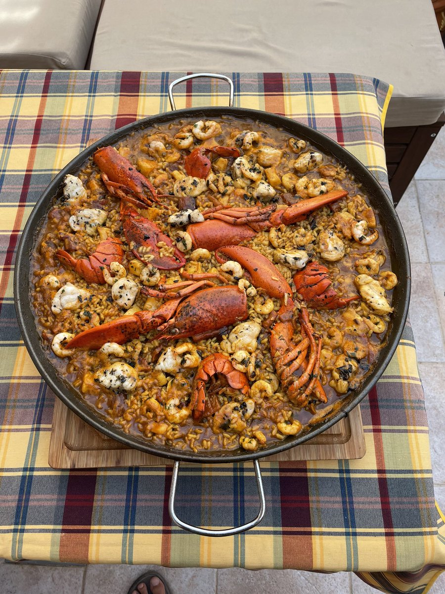 JaimeNettoGib's tweet photo. Arroces caldoso y paellas he hecho muchas, pero hoy ha sido mi primera paella con bogavantes con mi propia salmorreta y para 10 personas, siguiendo una receta del chef #ArthurG https://t.co/yhI8wVVwmf