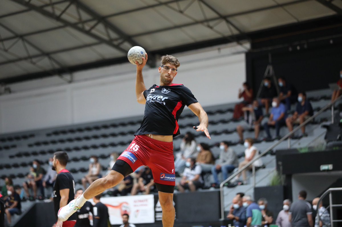 ➡️ Y, ahora sí, Don Antonio Serradilla Cuenca vuelve a jugar en un partido oficial después de superar un tumor.

👏🏻Sirva este tuit como último homenaje a nuestro gladiador.

¡Y que viva la madre que te parió!

Te queremos, Serra❤️