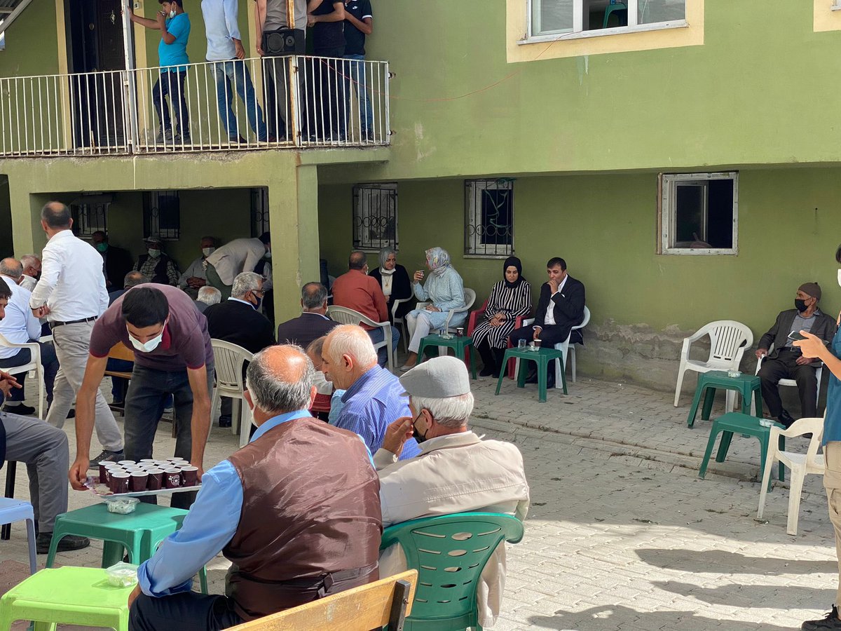drbetulsayan's tweet photo. Van Bahçesaray AK Parti Encümeni Süleyman Temur’un vefat eden kardeşi Tahir Temur Beyefendinin ailesine taziye ziyaretinde bulunduk. 

Tahir Beye Allah’tan rahmet, ailesine sabırlar dilerim. Mekânı cennet olsun. https://t.co/IEPhEN8qwO