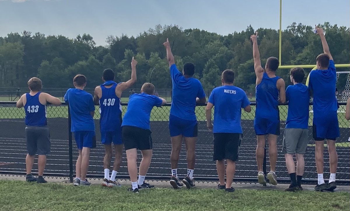 RaderRoom102's tweet image. Love the Blue Lion XC team spirit - HS boys being there for MS teammates. 💙🦁 #OthersFirst @WCHCS