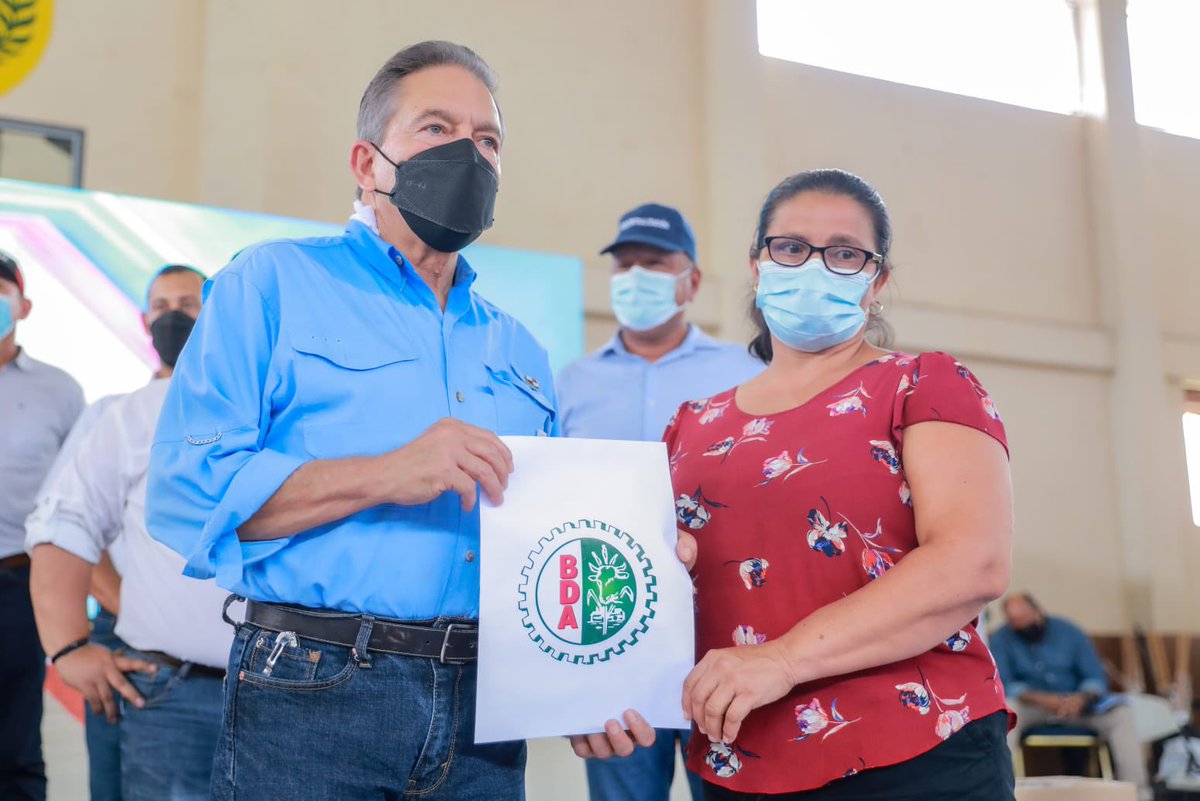 Fortalecemos el sector agro con préstamos al 0% de interés a través del programa Panamá #AgroSolidario. En Veraguas, durante el 2021, se ha desembolsado B/.2,074,773.00; ayer en la gira de trabajo otorgamos B/.212,300.00 a pequeños productores de la región. #TrabajandoPorPanamá