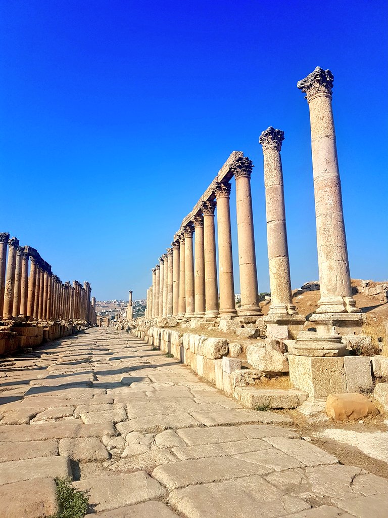 KarimanMango's tweet photo. Playing catchup today with a late #RomanSiteSaturday and a #RomanRoadsFriday from #Jerash. The Cardo Maximus, the city's main thoroughfare! The colonnaded street was over 800m long, beginning at the oval plaza and ending at the north gate. 1st century CE #RomanJordan #Archaeology https://t.co/0riEb5Pa5l
