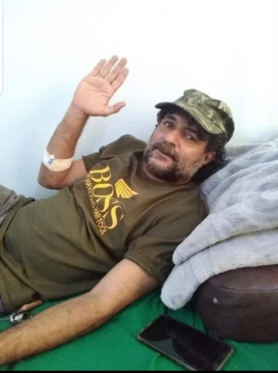 يقول داعس يا بلاد المهزلة
محال يرتاح البطل فيگي محال

اهملتي الابطال اهل المرجله
واتمرجلوا في حضنك اشباه الرجال

الله يشفيك يا قايدنا 
ولا سامح الله من خذلك وتخلنا عنك