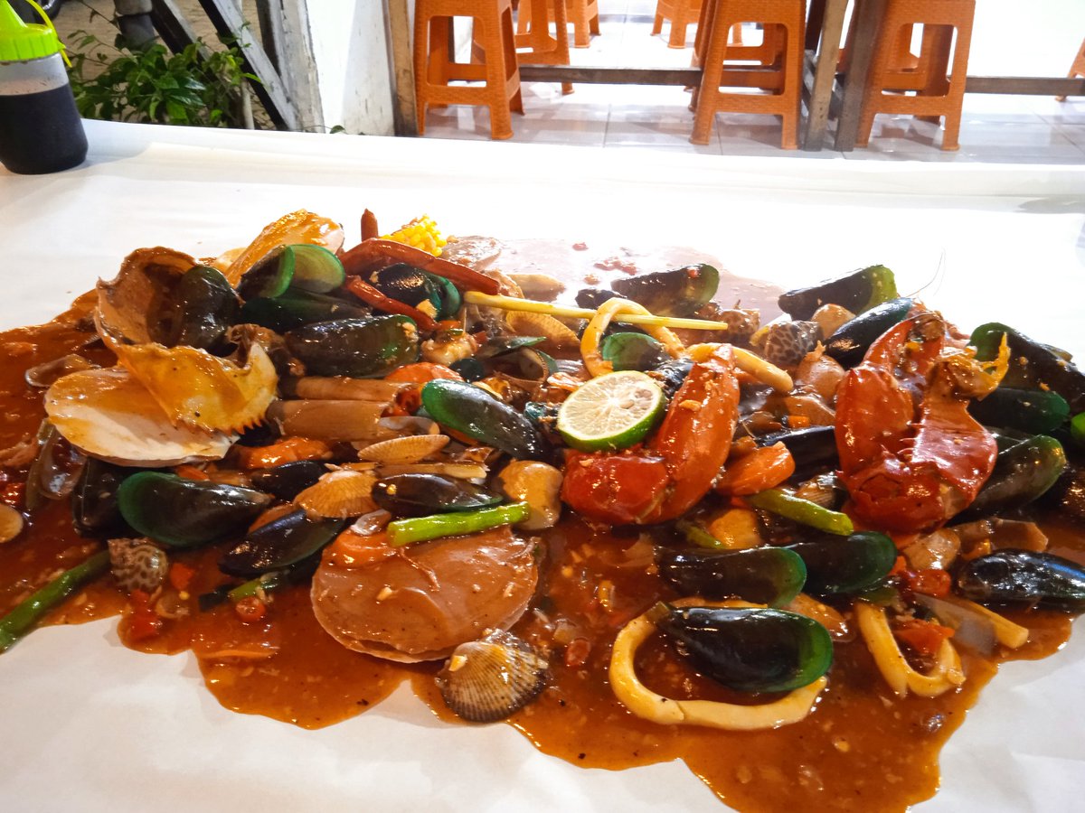 Andacouple's tweet photo. Wife ngidam seafood https://t.co/IRoXlNh0J0