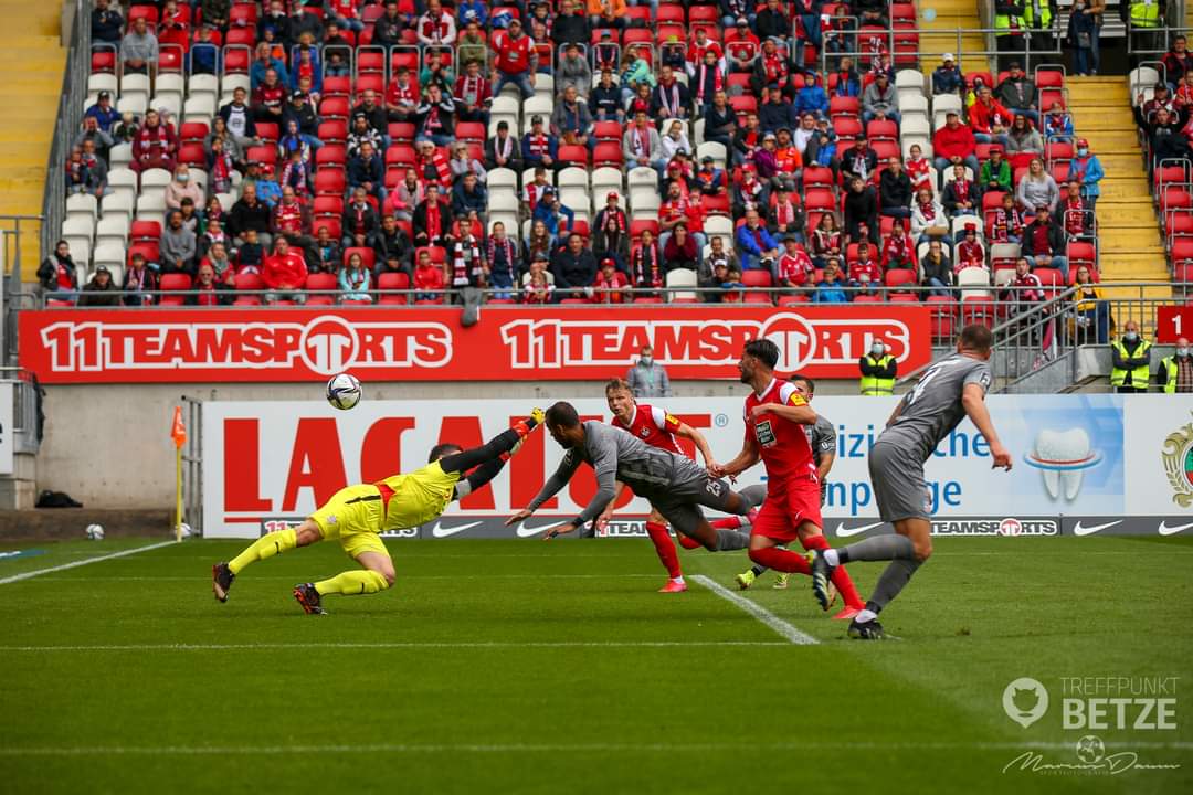 TreffpunktBetze's tweet photo. Keine gute Leistung. Der #FCK kommt nicht über ein 1:1 Unentschieden gegen den @FSVZwickau hinaus und steckt damit schon früh im Tabellenkeller fest.
Die Spieltagbilder findet Ihr hier: https://t.co/CS929uY0Hg
——
#roteteufel #lautern #betze #FCK #treffpunktbetze #FCKFSV https://t.co/qpmIWscLEF