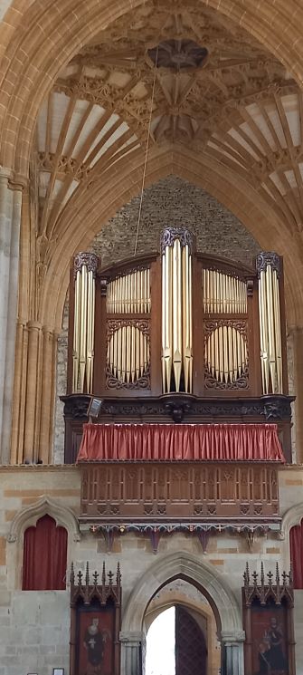 FoxTerriblis50's tweet photo. Lovely to be let loose on the mighty Gray &amp; Davison Organ in Milton Abbey #Dorset, this afternoon, for a Wedding. I played the same organ at the Bride's christening!! 
"Loud organs, His glory forth tell in deep tone" #32ft https://t.co/T84VGHSDqv