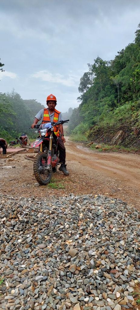 naim_malinrang's tweet photo. Dulu sukanya jalan-jalan, sekarang lebih suka ikut serta membuat Jalan. https://t.co/1Z00S91Zwi