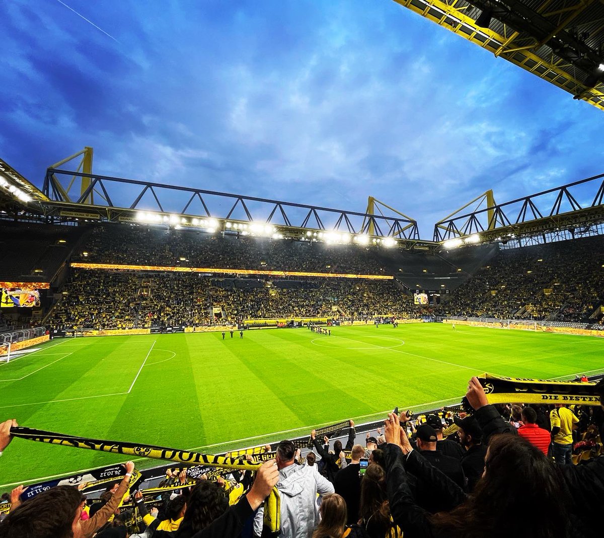 rustydomer's tweet photo. Friday Night Lights #BVBTSG #HejaBVB ⚽️ https://t.co/Ykw2EgA6Za