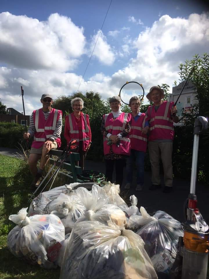 SheffLitterPick's tweet photo. The sun is out, we are out. Come on #Sheffield #useabin https://t.co/iKyNfwERMD