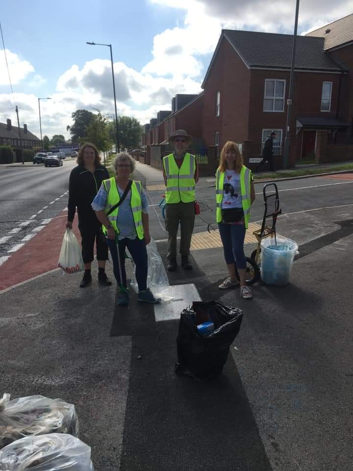 SheffLitterPick's tweet photo. The sun is out, we are out. Come on #Sheffield #useabin https://t.co/iKyNfwERMD