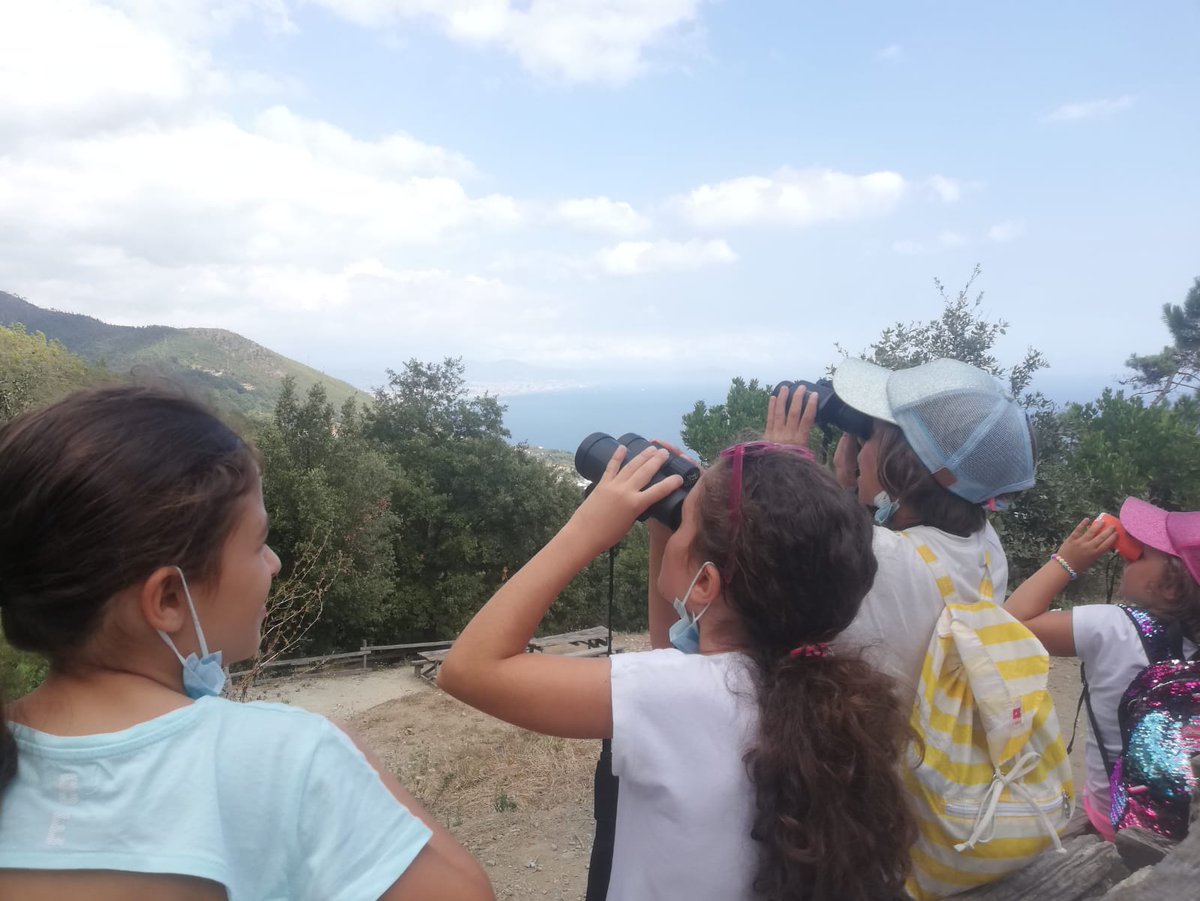 ParcoBeigua's tweet photo. Birdwatching ieri pomeriggio per i #Beigua Junior Geoparker tra il Curlo e Case Vaccà per salutare insieme a Greta il passaggio di tantissimi Gruccioni dal canto inconfondibile. E il loro piumaggio multicolore ha ispirato la produzione artistica! #LiguriaSostenibile https://t.co/9UWXXeN2FJ