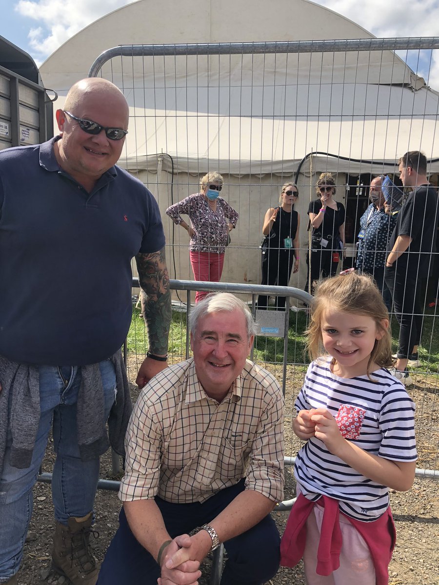 cragghillhol's tweet photo. Lovely to meet @peterwrightvet at 5 on the farm! True gentleman! And @linwright17 in the background!! https://t.co/3DV0D3ZXUg