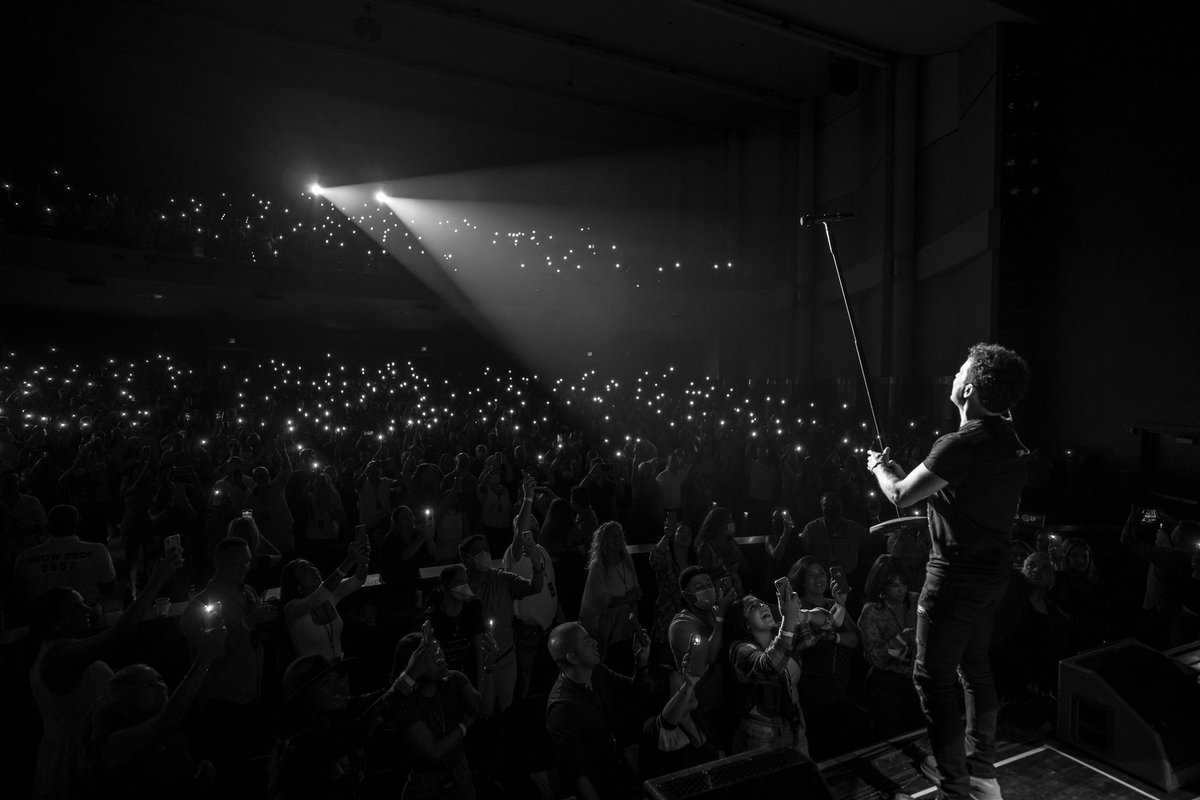 Fonseca's tweet photo. Nuestro penúltimo show de #CompadresTourUSA fue alucinante! Gracias Charlotte por tanto!!🙌🏻 Nos vemos esta noche en Atlanta para cerrar nuestra gira🔥 @andrescepeda https://t.co/TN8ouhoDEm