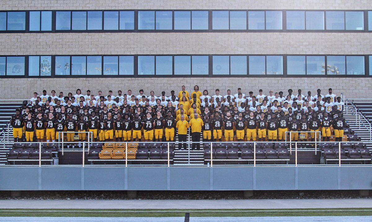 Meet the 2021 Hawks Football team! 🏈

#OneMoreWeek • #HoldTheRope