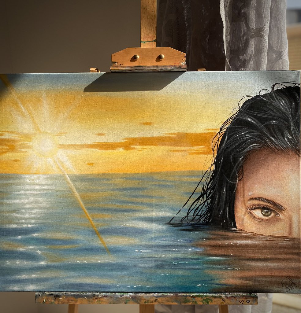 سبحان من صب  البحر في  عيونه
وسبحان من صف البرَد في ثناياه

كن  الجبين  .  .  بروق  غر  ٍ  مزونه
عليه أحسد  العطر  وأكره  مراياه

وشلون . . عاد اللي يشوف ويجونه
والا  الكلام  . . اللي  يمر  بشفاياه

شعر: محمد عبدالله الخياري <a href="/3amer_9/">محمد عبدالله الرشيدي</a> 
رسم: ريم الخياري @rima1477