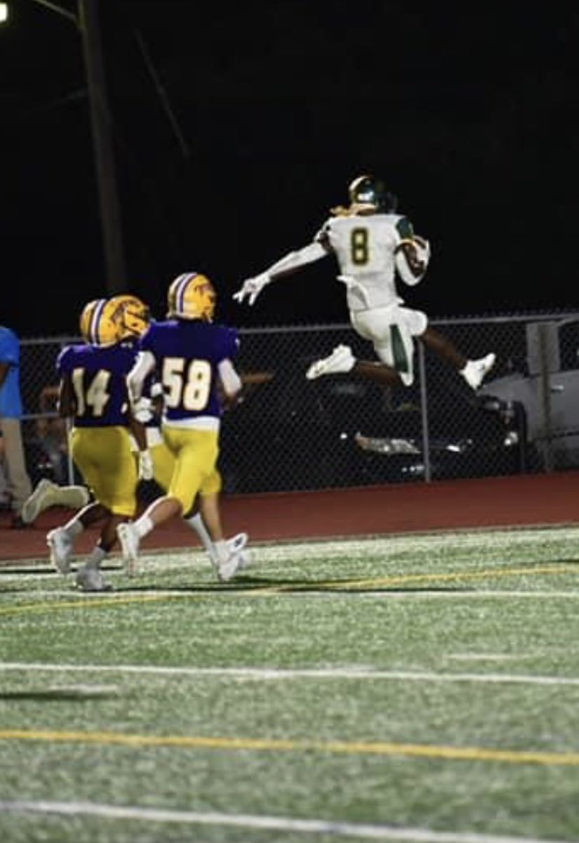 This picture amazes me every time I see it! ⁦<a href="/KendrickLaw2/">Kendrick Law</a>⁩ is a FREAK!