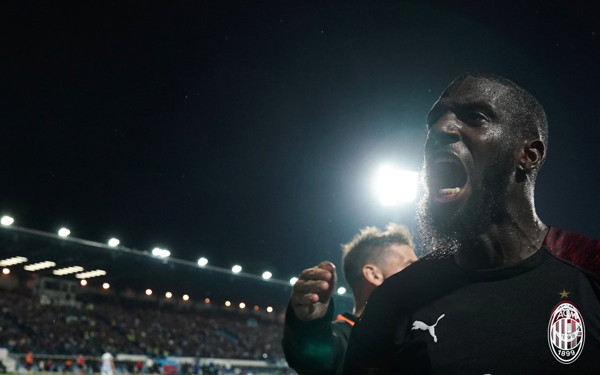 RossoneriBlog's tweet photo. TiΓ©mouΓ© Bakayoko has landed in Milano. Tomorrow he will have his medical ahead of a two-year loan at Milan with option to buy for β¬15m (could become an obligation under certain conditions). https://t.co/FEO7IShzFD