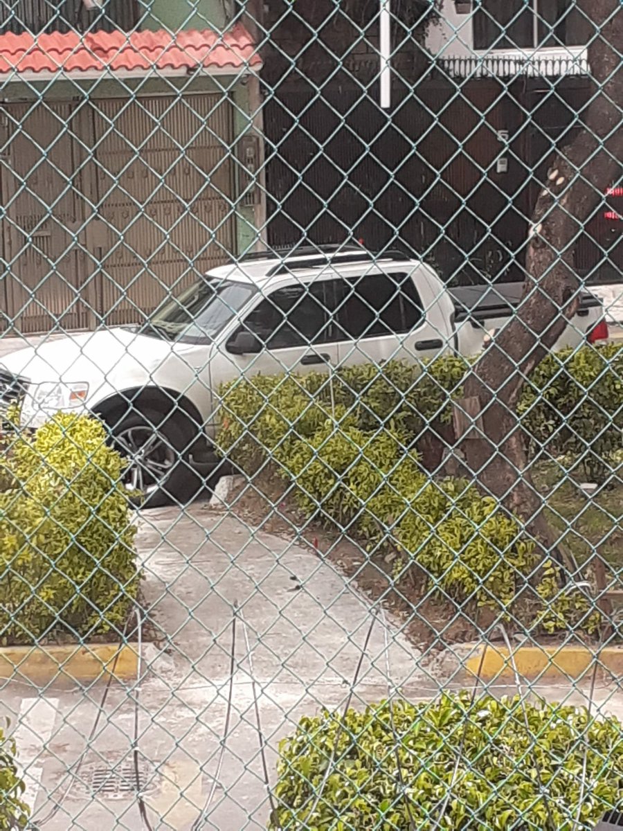 AlertaPaseos's tweet photo. @VigimoviCDMX @UCS_GCDMX Pues otra vez atravesado y es el mismo dueño del coche rojo, ya por favor sanciónenlo! El tiene su cochera vacía, rio Tuxpan 1 materiales San Francisco https://t.co/zJMPFRFfsm