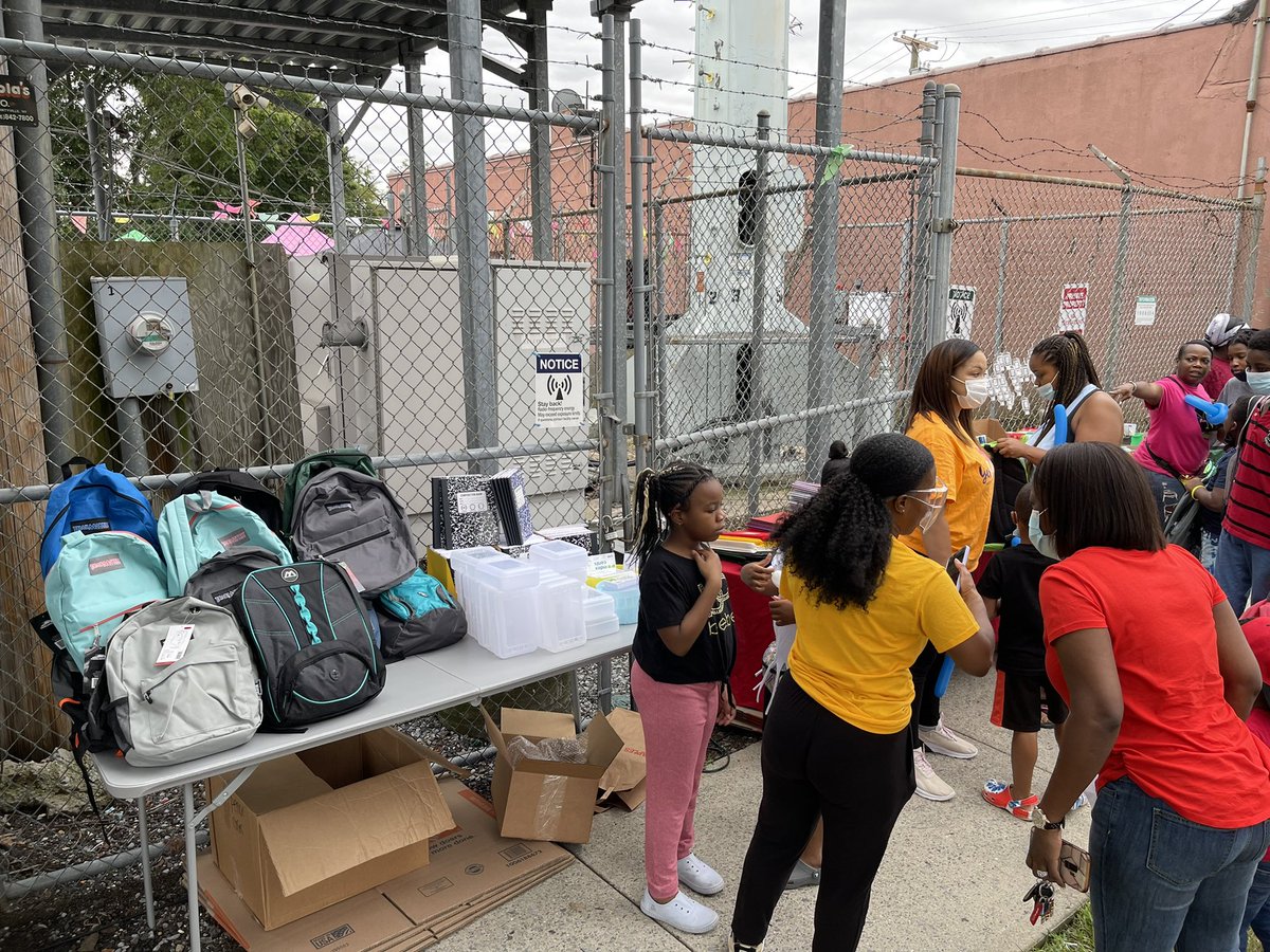 Team Commons Always ready to help support the community. Thank you to the The Laurelton Academy and Moms In Motion for putting together a fantastic back to school event.@jasonferdi_att <a href="/ErickSabater9/">Erick Sabater</a> <a href="/KirkBailey17/">Kirk Bailey</a> <a href="/judy_cavalieri/">Judy Cavalieri</a> @NYNJAAIT  
#Dreaminblack
#BlackExcellence
