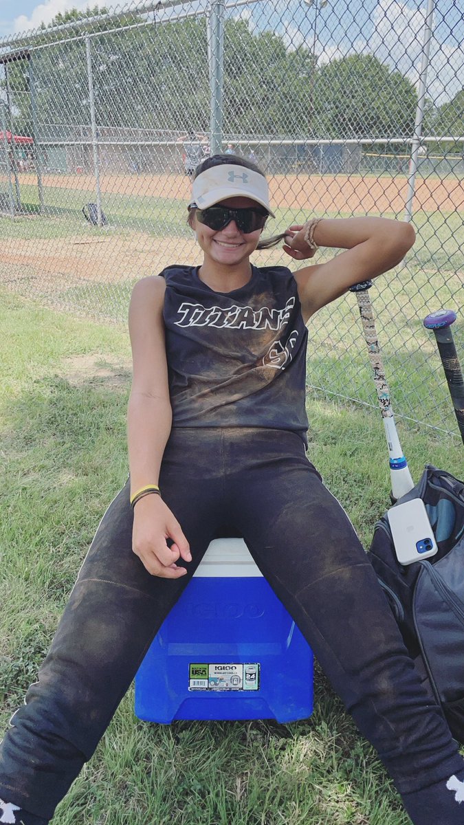 Break time!@CaitlynGloria I hope you brought some clothes to change into. I am going to have red dirt everywhere. #softballmom